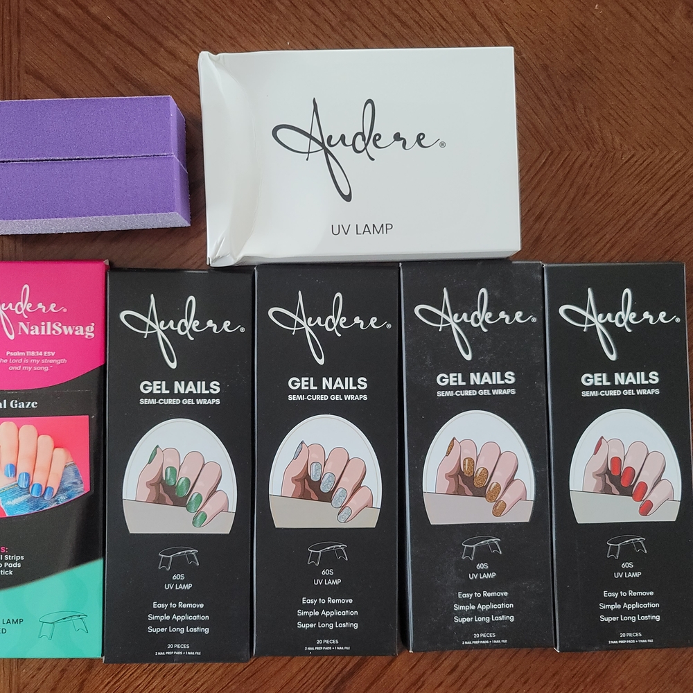 Audere Gel Nails Set with UV Lamp Lot 1